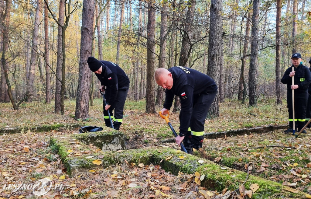 Strażacy OSP uporządkowali pomnik w lesie rydzyńskim