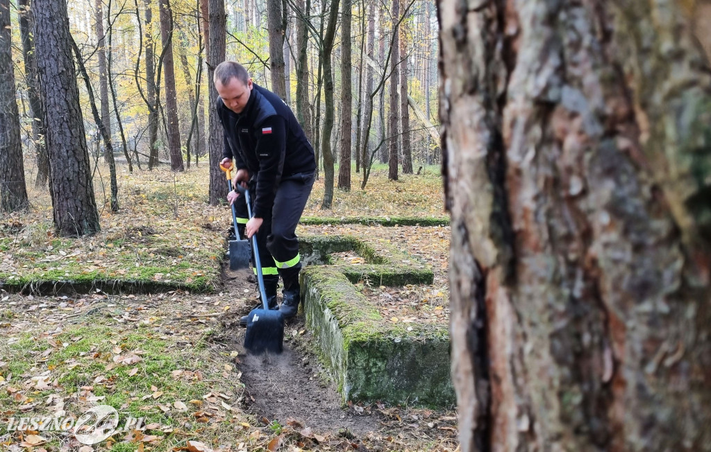 Strażacy OSP uporządkowali pomnik w lesie rydzyńskim