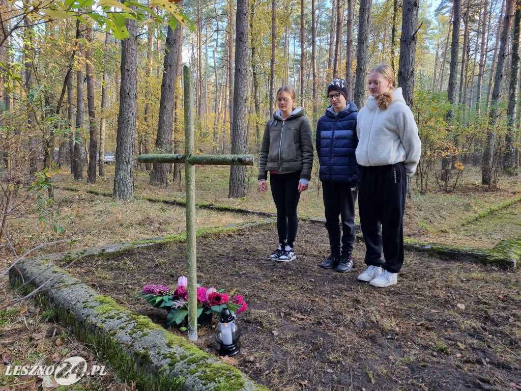 Strażacy OSP uporządkowali pomnik w lesie rydzyńskim