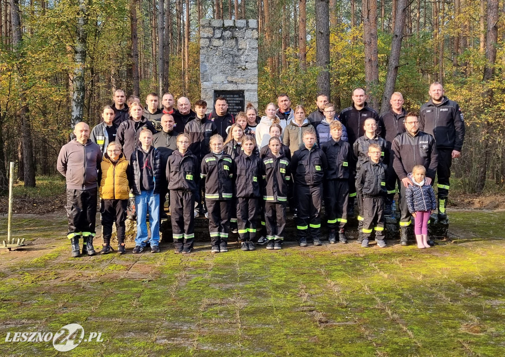 Strażacy OSP uporządkowali pomnik w lesie rydzyńskim