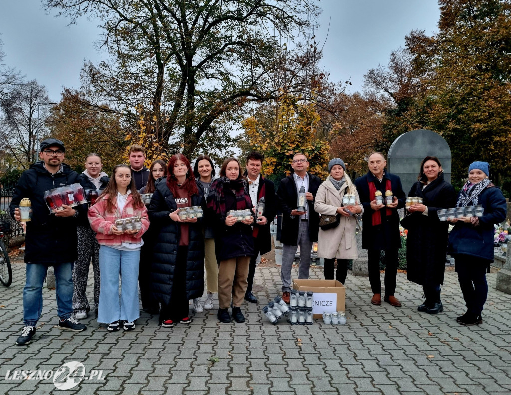 Bursa Międzyszkolna w Lesznie - zapalenie zniczy