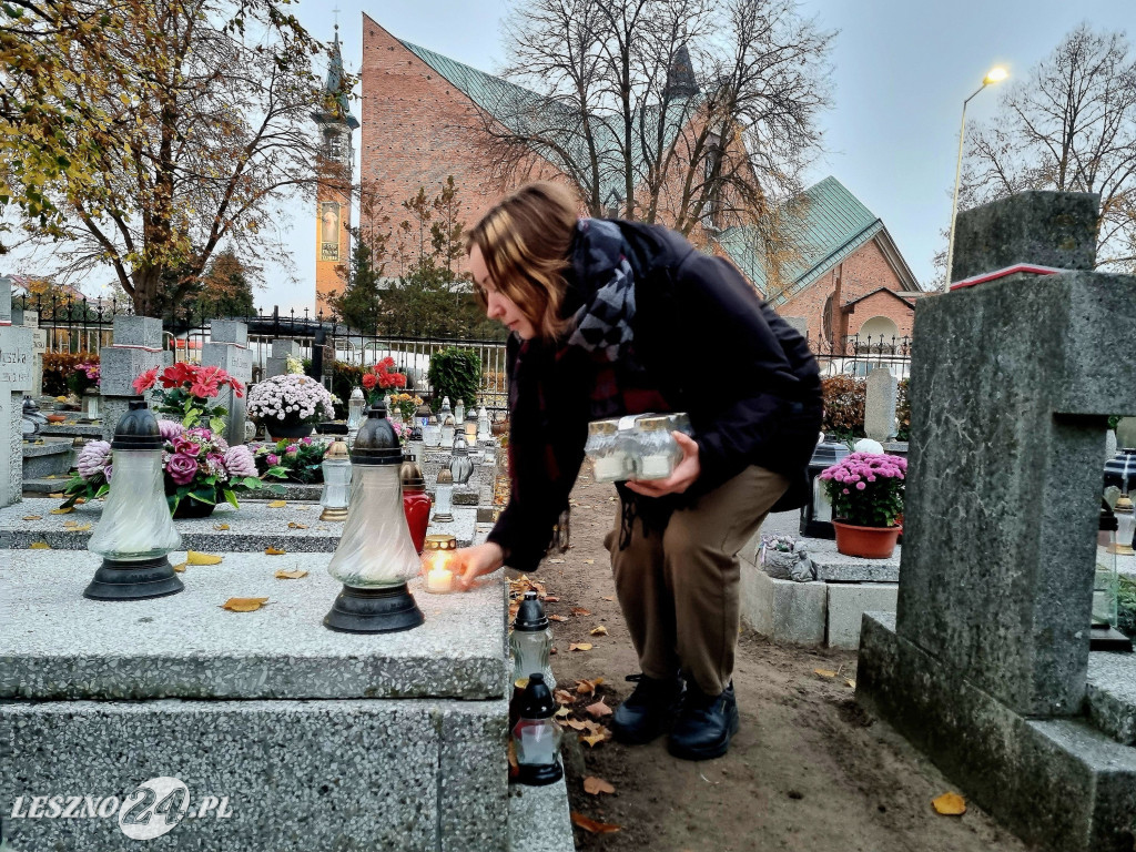 Bursa Międzyszkolna w Lesznie - zapalenie zniczy