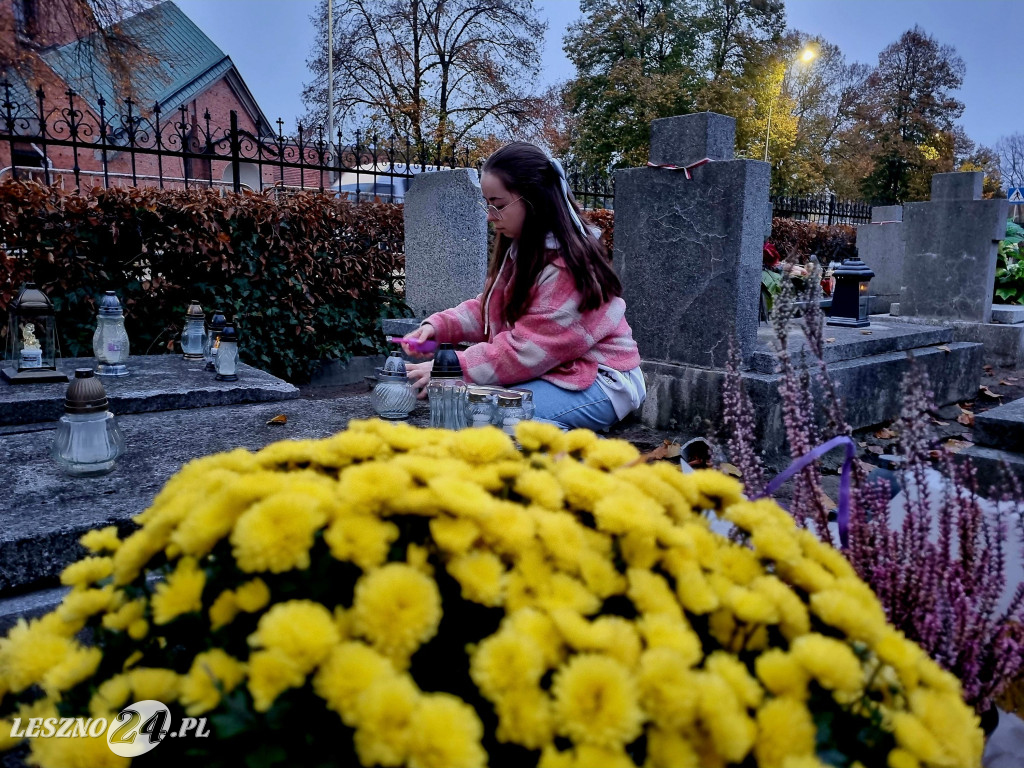 Bursa Międzyszkolna w Lesznie - zapalenie zniczy