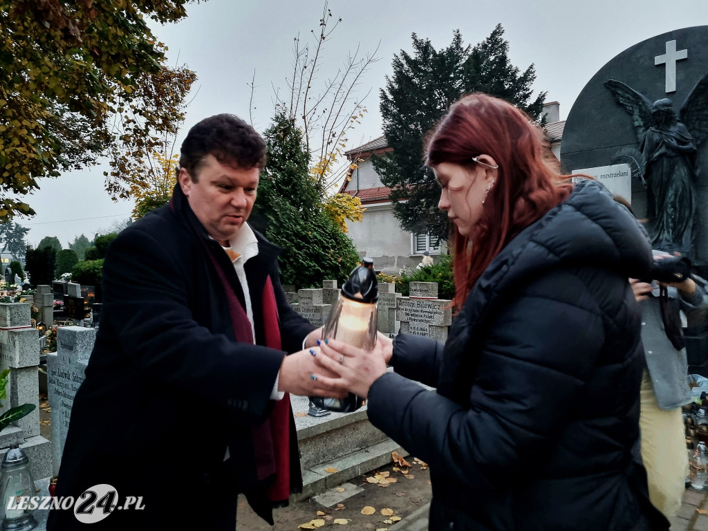 Bursa Międzyszkolna w Lesznie - zapalenie zniczy