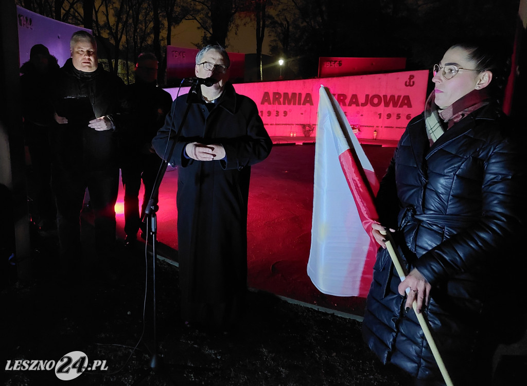 Łączy Nas Flaga pod pomnikiem AK