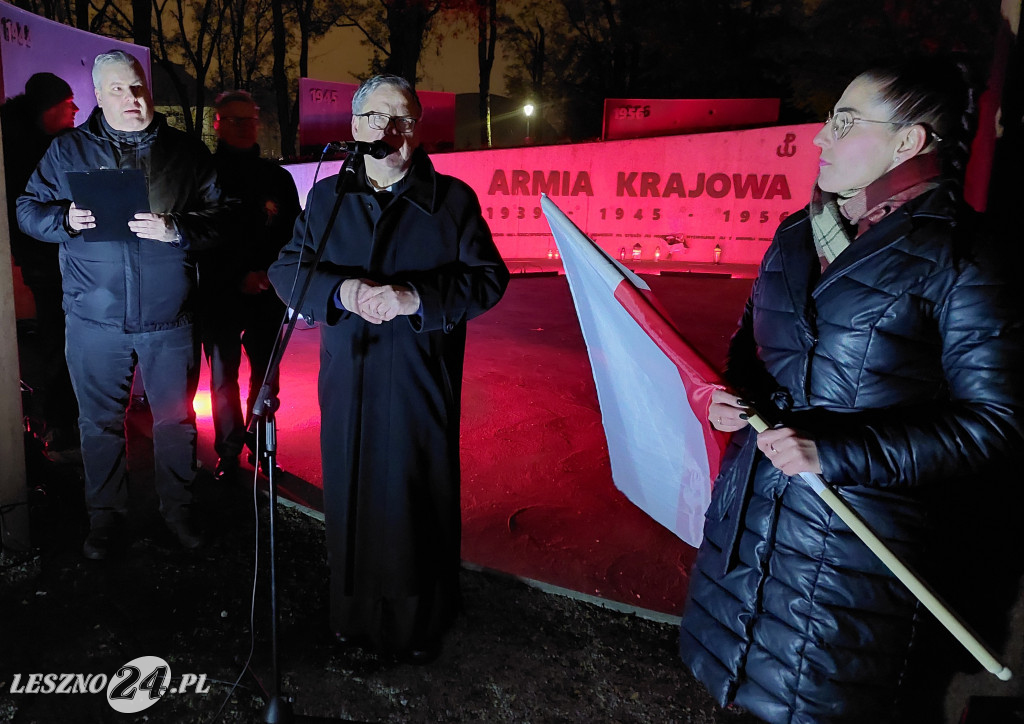 Łączy Nas Flaga pod pomnikiem AK