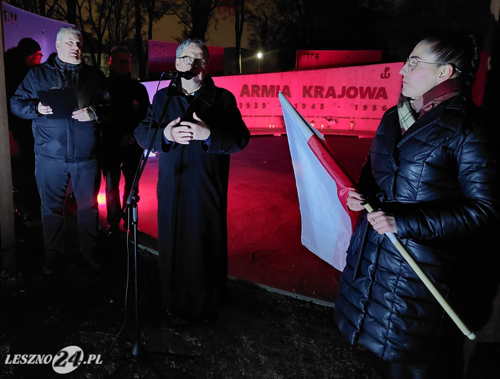 Łączy Nas Flaga pod pomnikiem AK