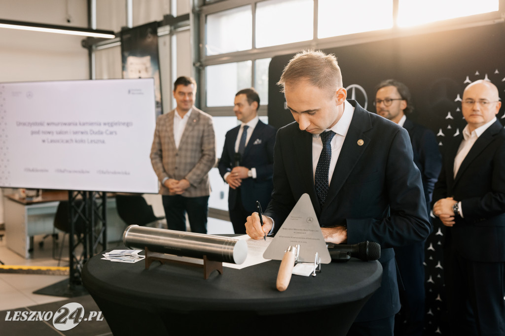 Uroczystość wmurowania kamienia węgielnego pod nowy salon Duda-Cars