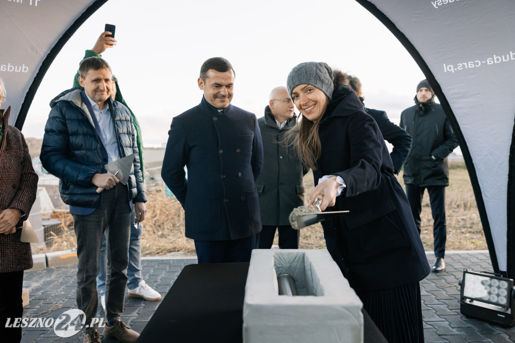 Uroczystość wmurowania kamienia węgielnego pod nowy salon Duda-Cars