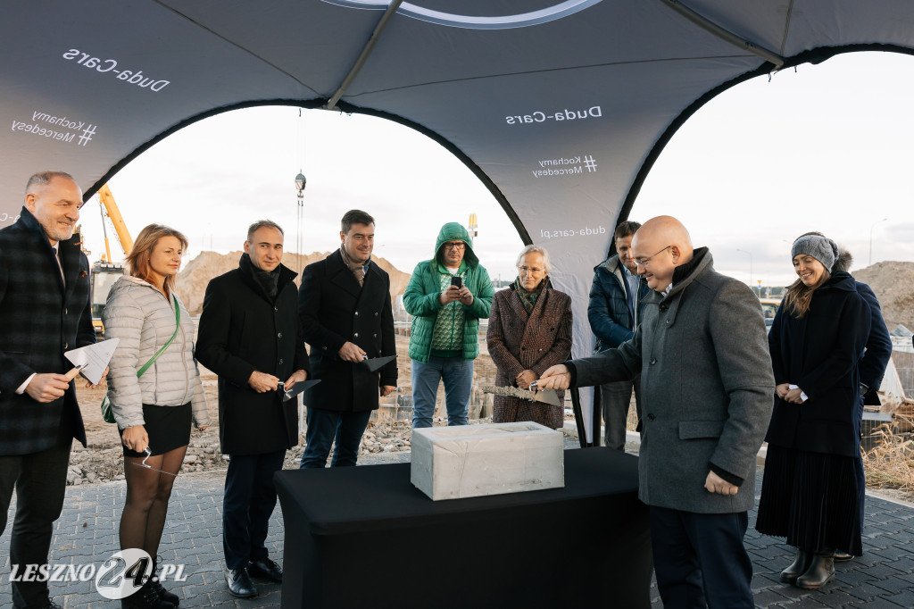 Uroczystość wmurowania kamienia węgielnego pod nowy salon Duda-Cars