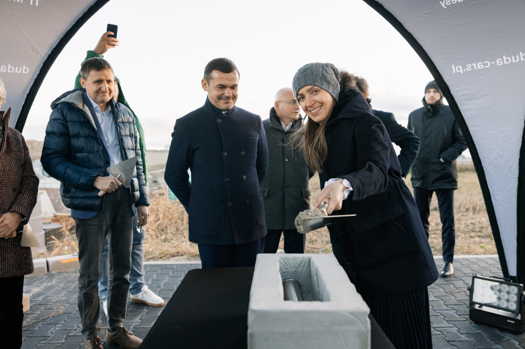Uroczystość wmurowania kamienia węgielnego pod nowy salon Duda-Cars
