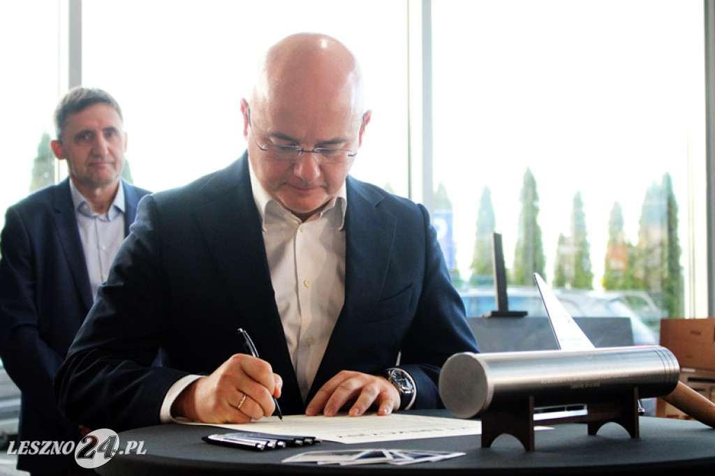 Uroczystość wmurowania kamienia węgielnego pod nowy salon Duda-Cars