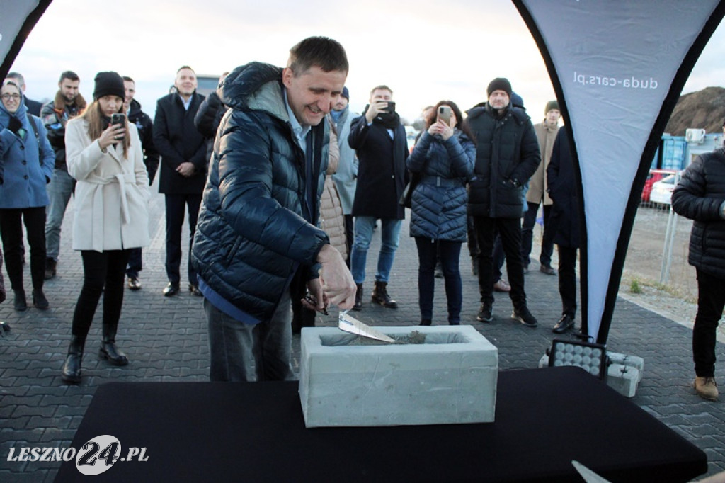 Uroczystość wmurowania kamienia węgielnego pod nowy salon Duda-Cars