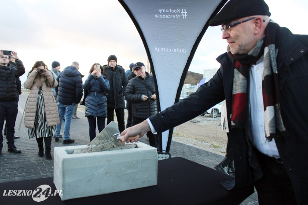 Uroczystość wmurowania kamienia węgielnego pod nowy salon Duda-Cars