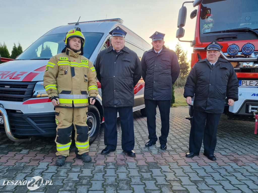 Przekazanie nowego samochodu dla OSP Dąbcze