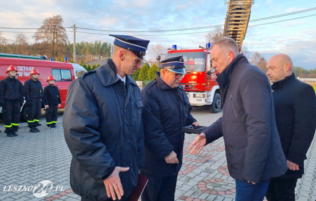 Przekazanie nowego samochodu dla OSP Dąbcze