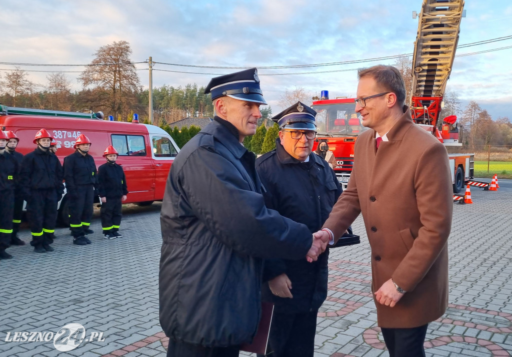 Przekazanie nowego samochodu dla OSP Dąbcze