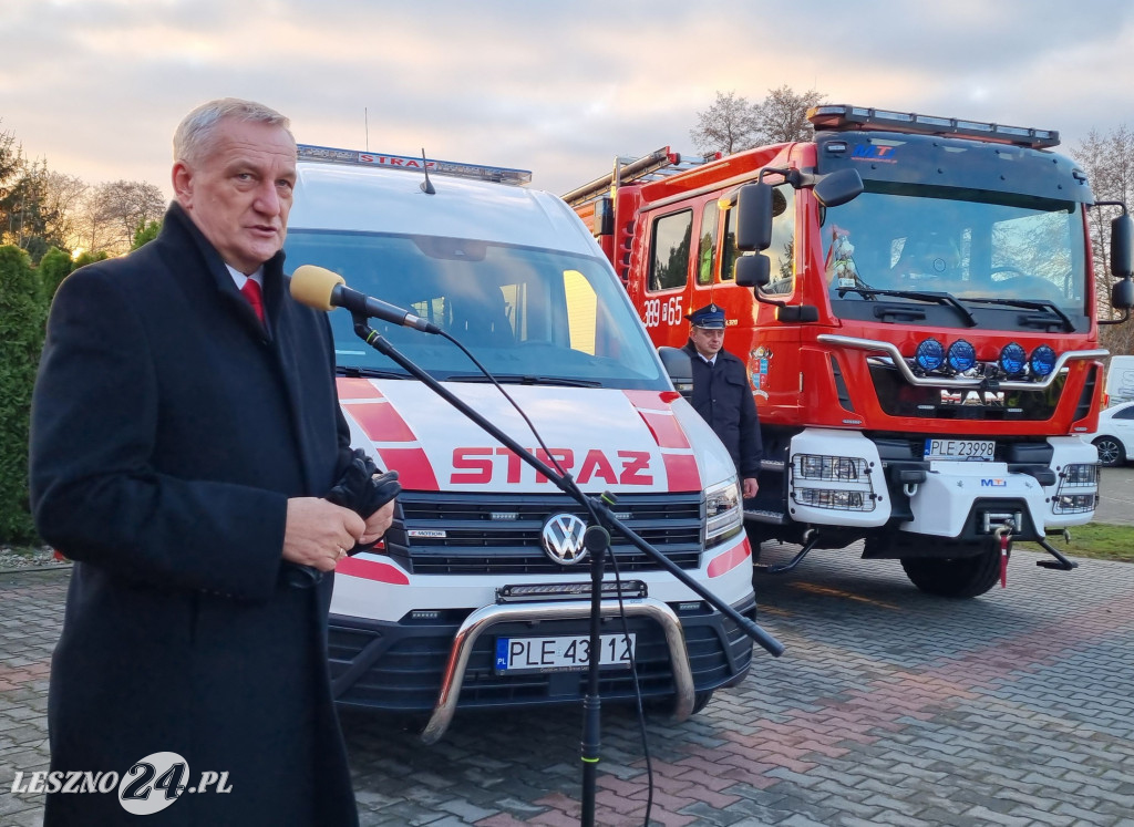 Przekazanie nowego samochodu dla OSP Dąbcze