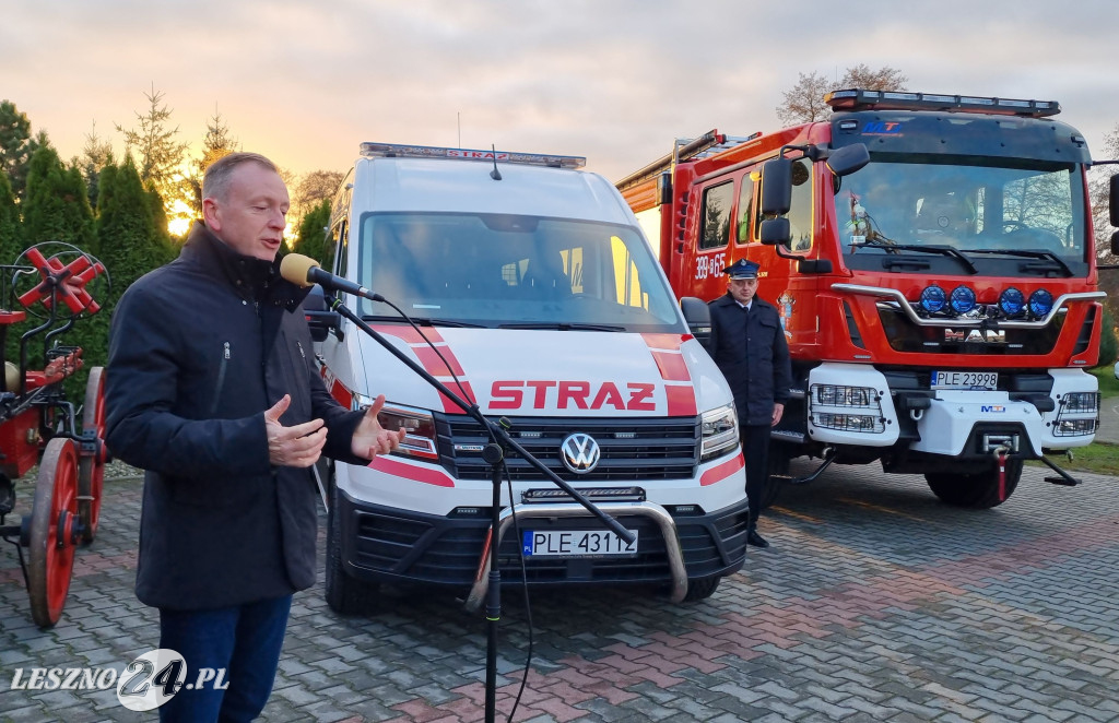 Przekazanie nowego samochodu dla OSP Dąbcze