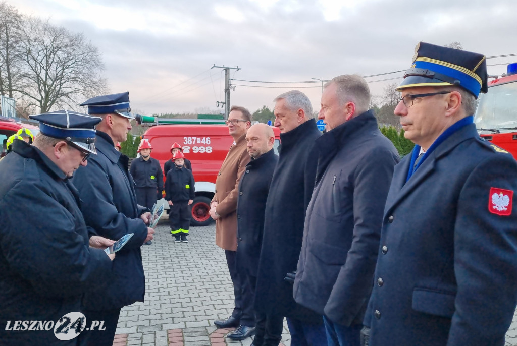 Przekazanie nowego samochodu dla OSP Dąbcze