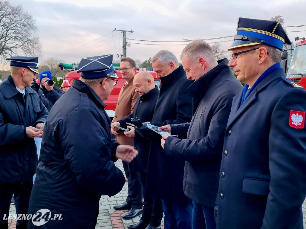 Przekazanie nowego samochodu dla OSP Dąbcze