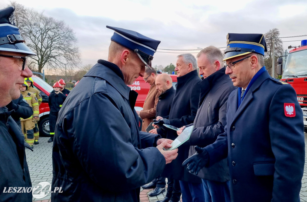 Przekazanie nowego samochodu dla OSP Dąbcze