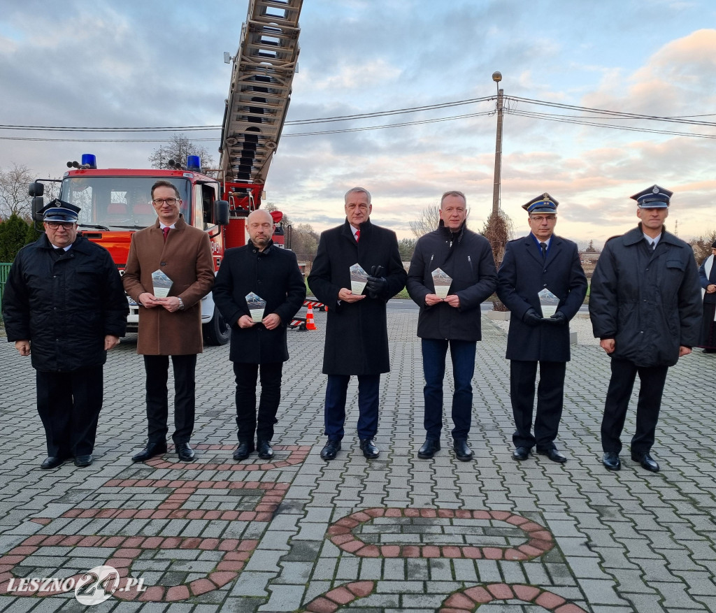 Przekazanie nowego samochodu dla OSP Dąbcze