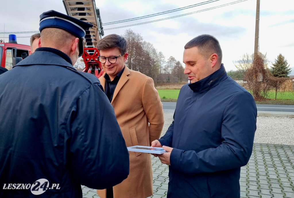 Przekazanie nowego samochodu dla OSP Dąbcze