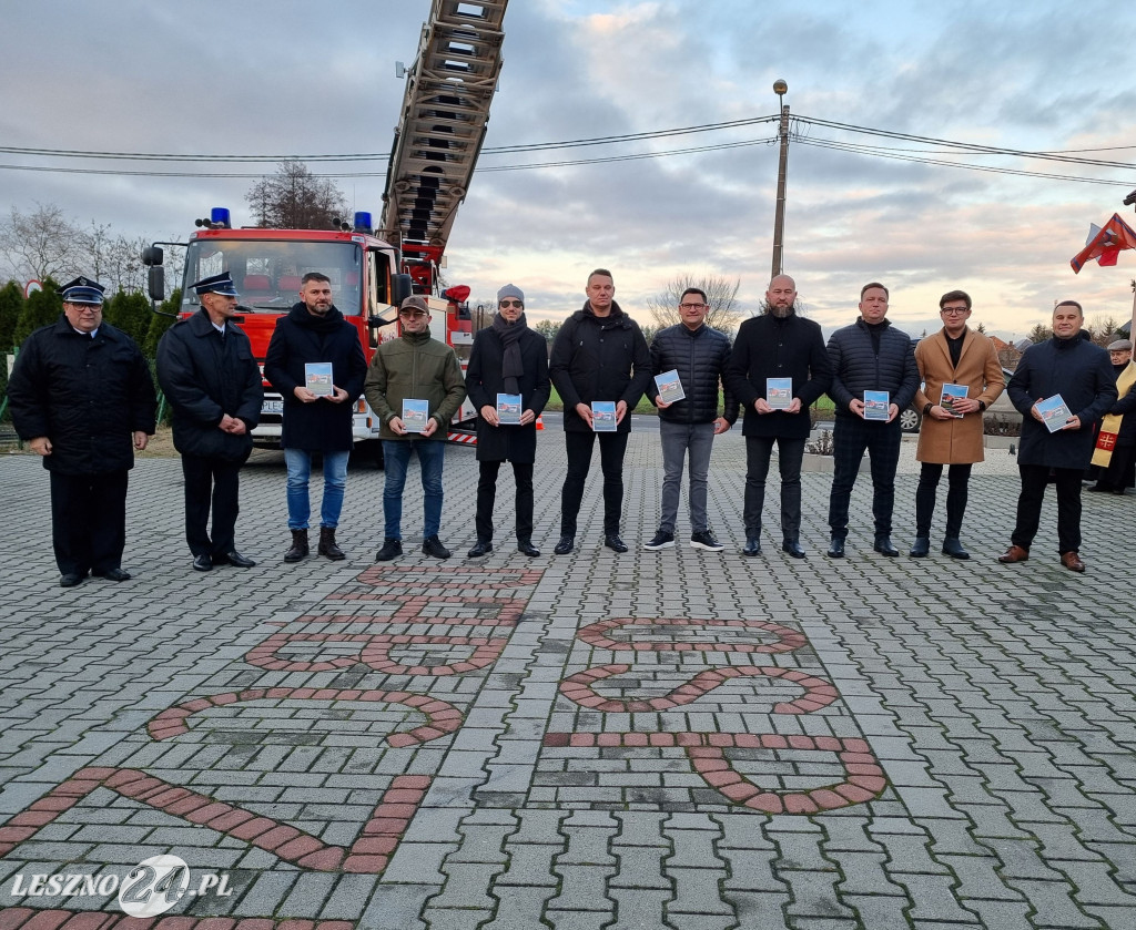 Przekazanie nowego samochodu dla OSP Dąbcze