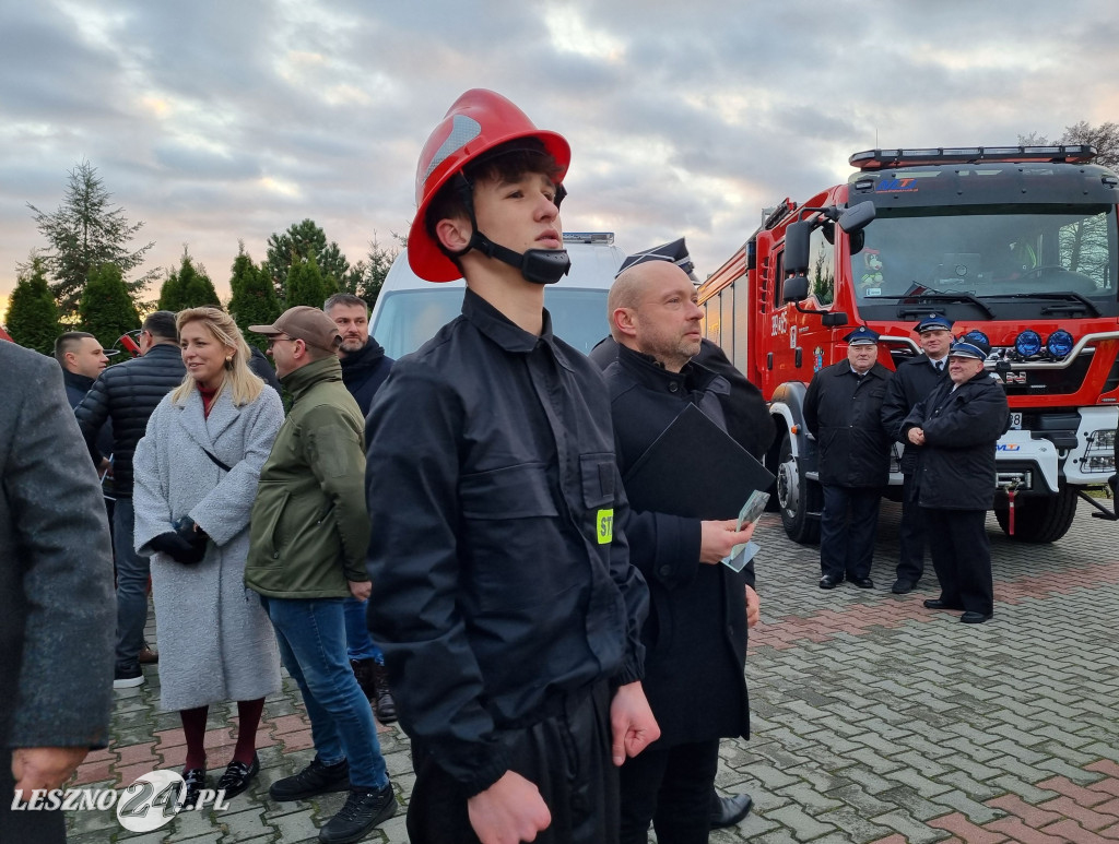 Przekazanie nowego samochodu dla OSP Dąbcze