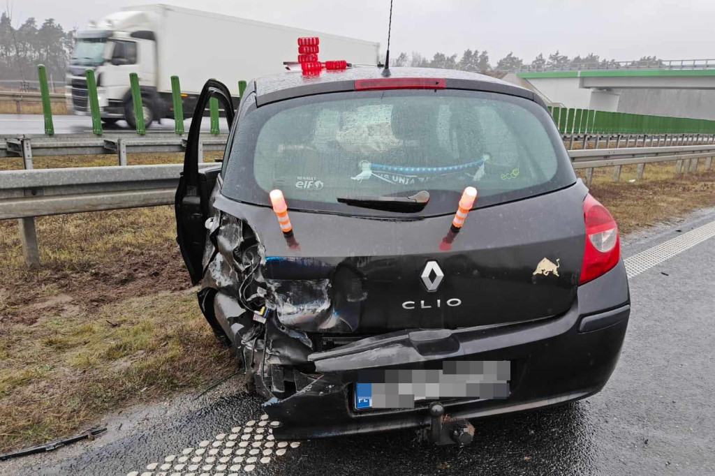 Kobieta w ciąży wjechała autem w barierę