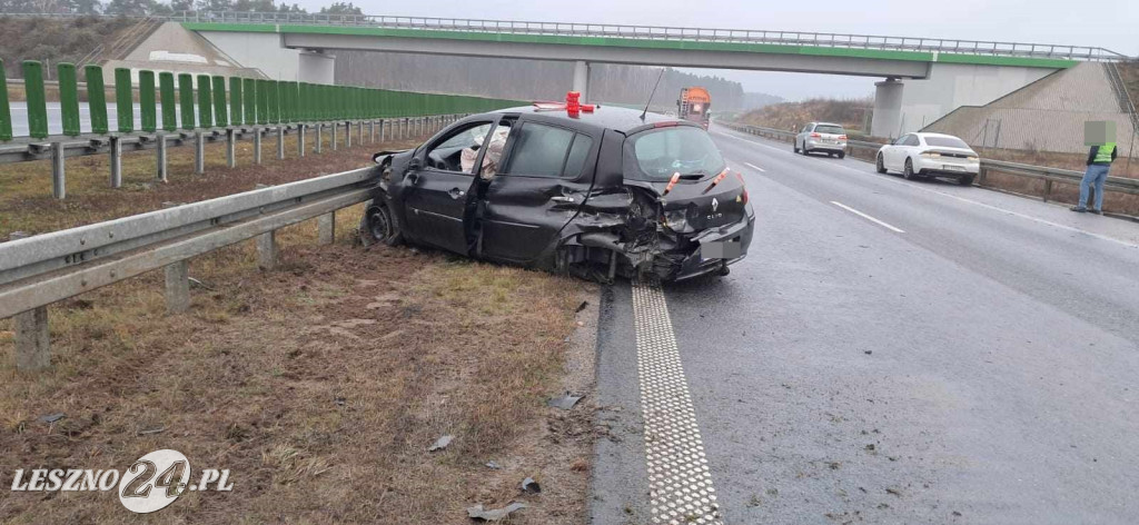 Kobieta w ciąży wjechała autem w barierę
