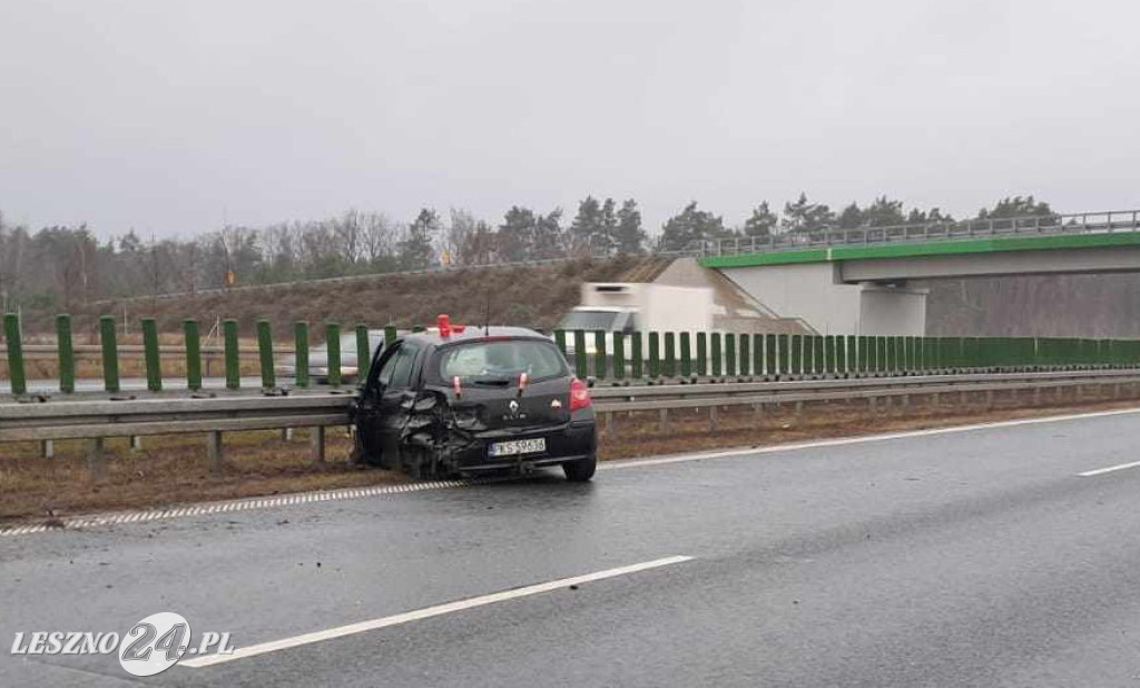 Kobieta w ciąży wjechała autem w barierę