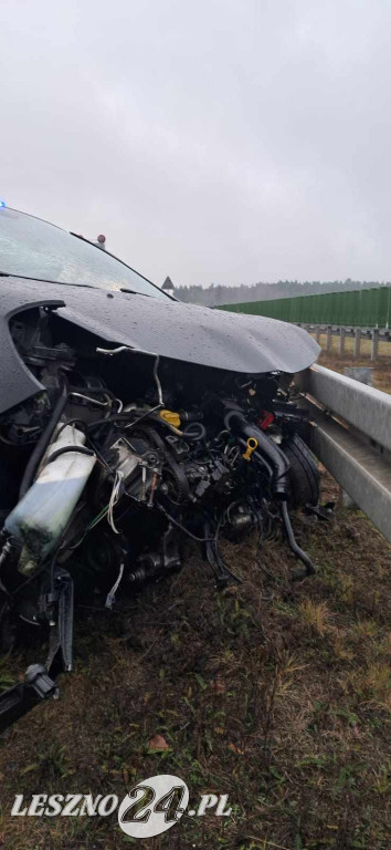 Kobieta w ciąży wjechała autem w barierę