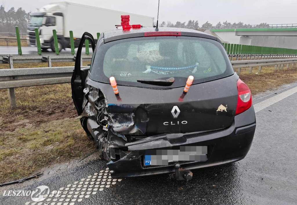 Kobieta w ciąży wjechała autem w barierę