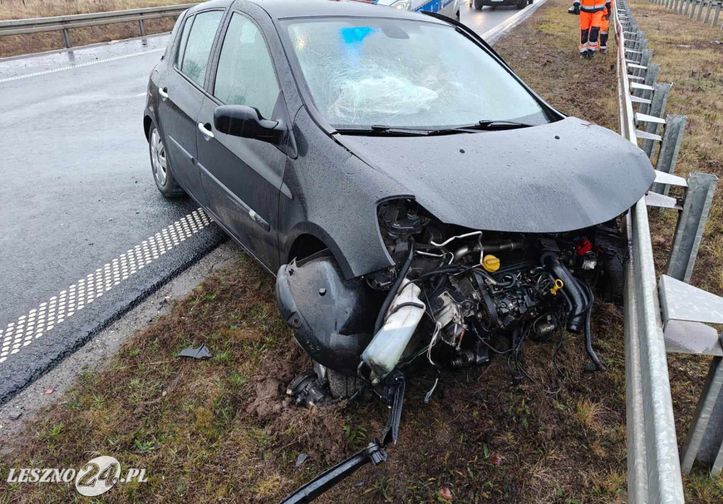 Kobieta w ciąży wjechała autem w barierę
