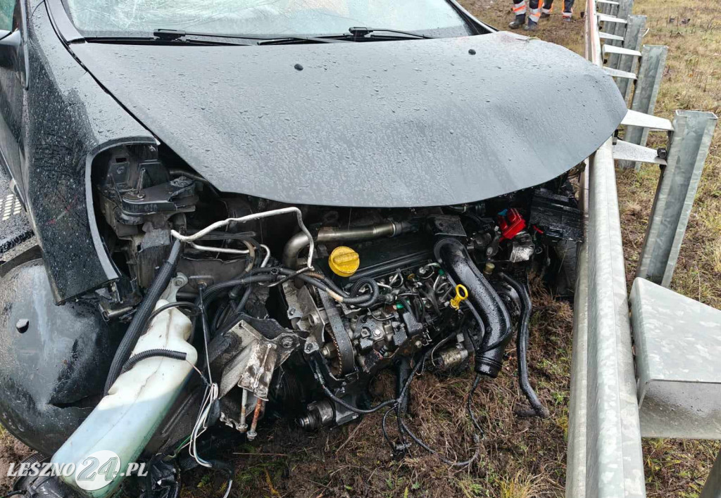 Kobieta w ciąży wjechała autem w barierę