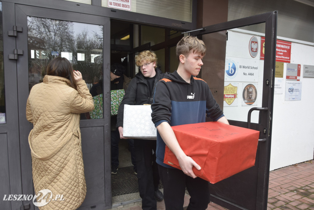 Świąteczne paczki wyruszyły w II LO w Lesznie