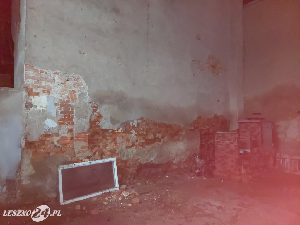 Runęła ściana budynku w Lesznie