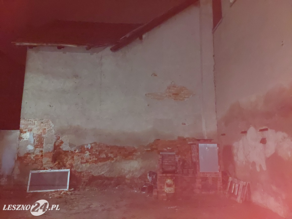 Runęła ściana budynku w Lesznie