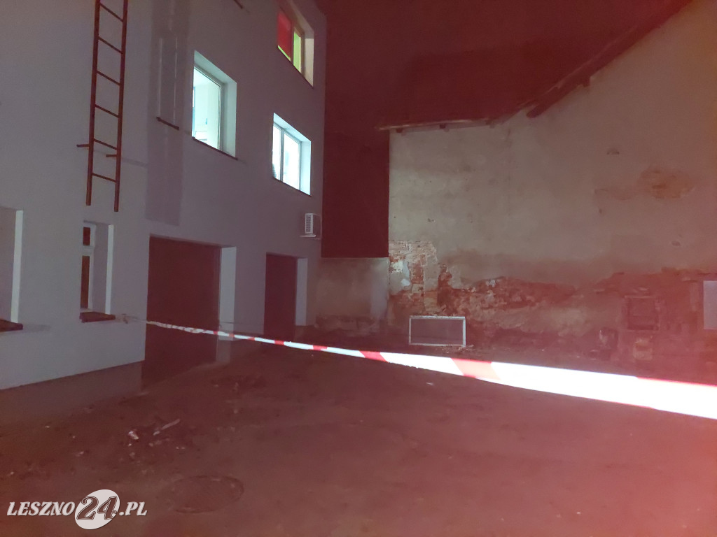 Runęła ściana budynku w Lesznie