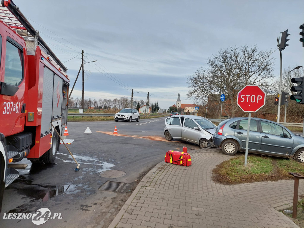 Zderzenie osobówek w Kąkolewie