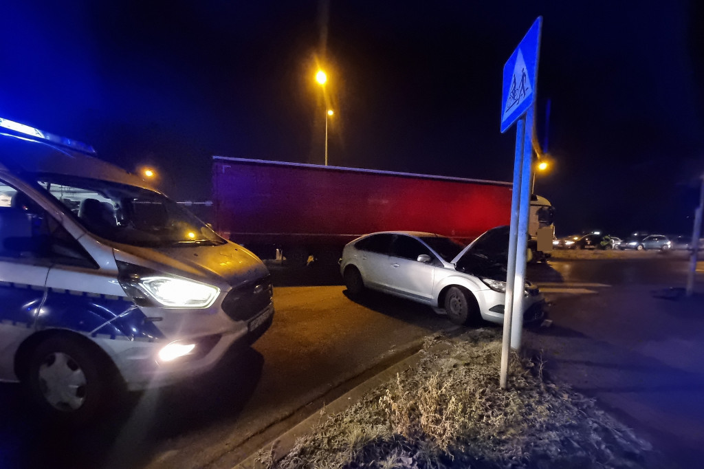 Zderzenie osobówki i ciężarówki w pobliżu Trapezu
