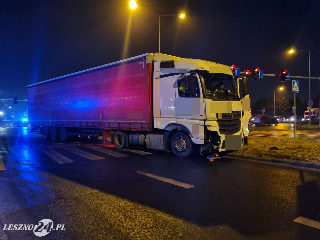 Zderzenie osobówki i ciężarówki w pobliżu Trapezu
