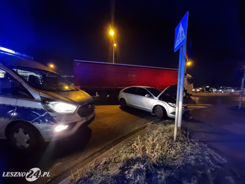 Zderzenie osobówki i ciężarówki w pobliżu Trapezu
