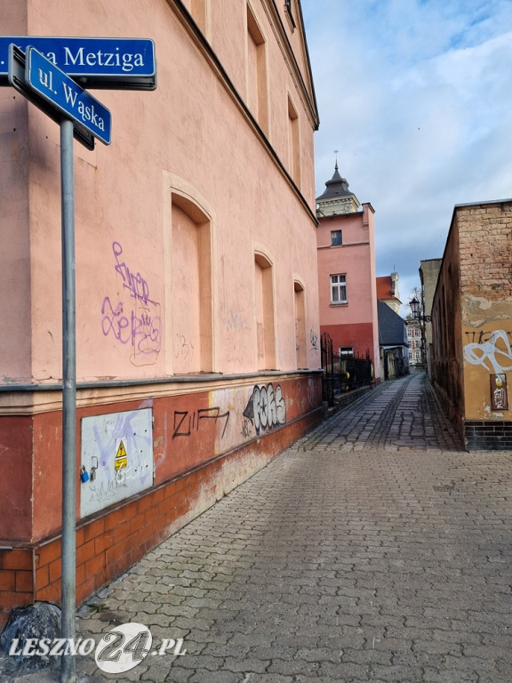 Ulica Wąska jest upstrzona odchodami