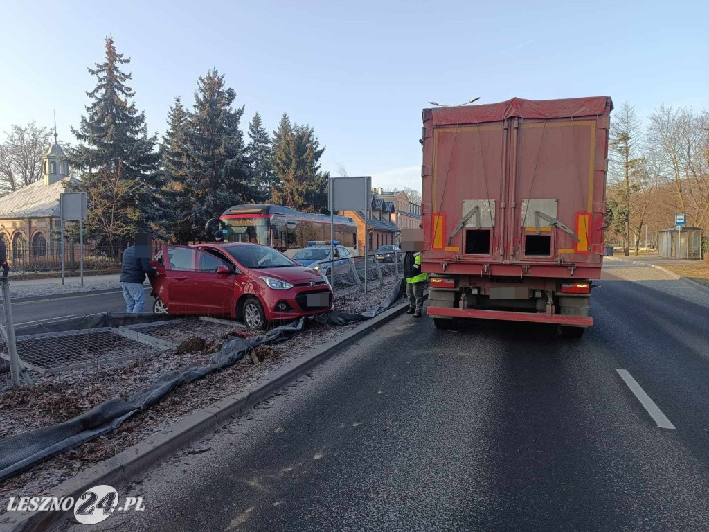 Zderzenie ciężarówki i osobówki