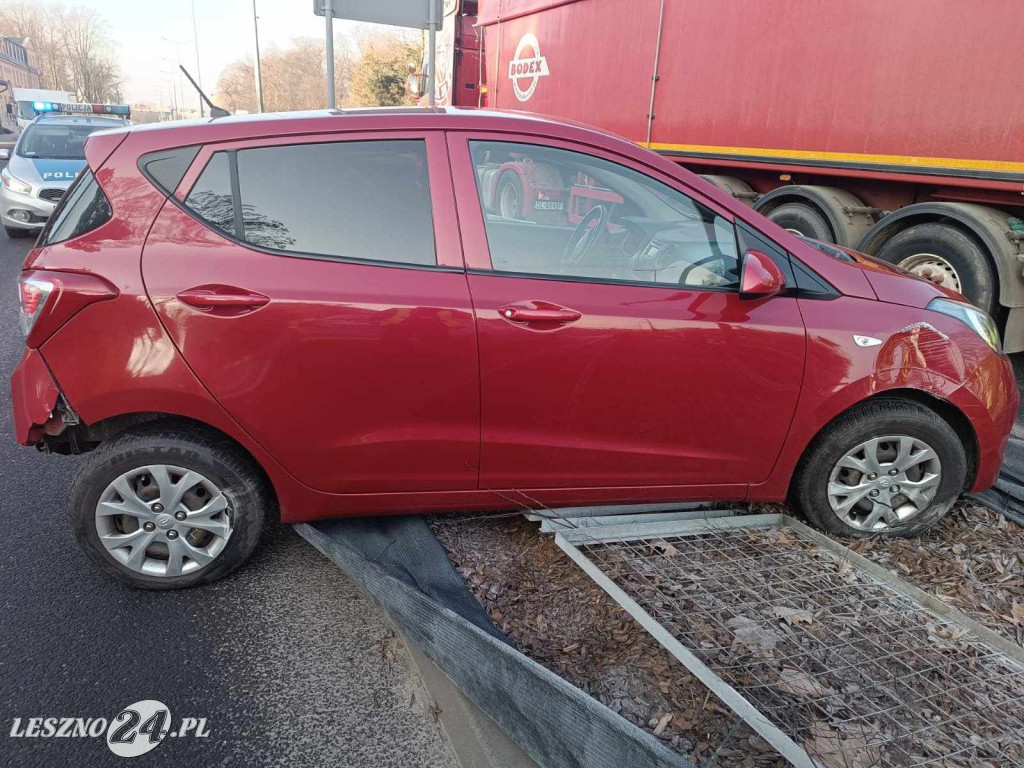 Zderzenie ciężarówki i osobówki