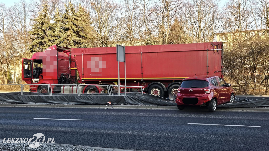 Zderzenie ciężarówki i osobówki