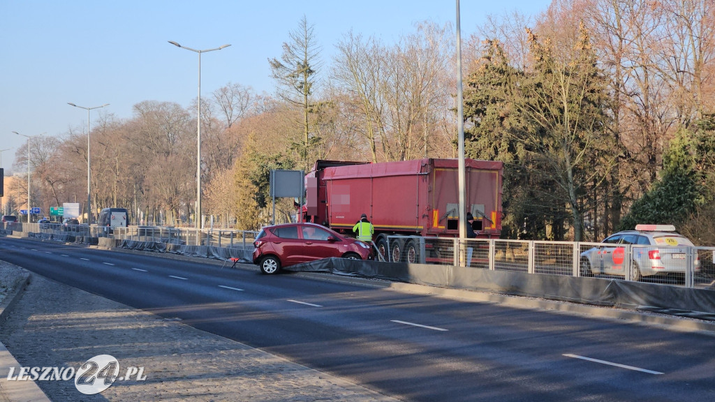 Zderzenie ciężarówki i osobówki